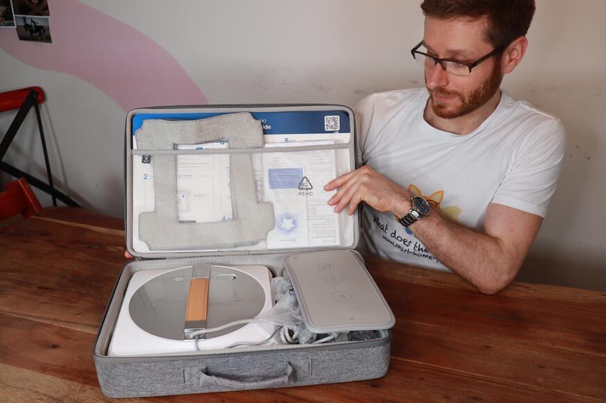 Der unausgepackte Koffer des Ecovacs WINBOT W1 PRO ist zu sehen